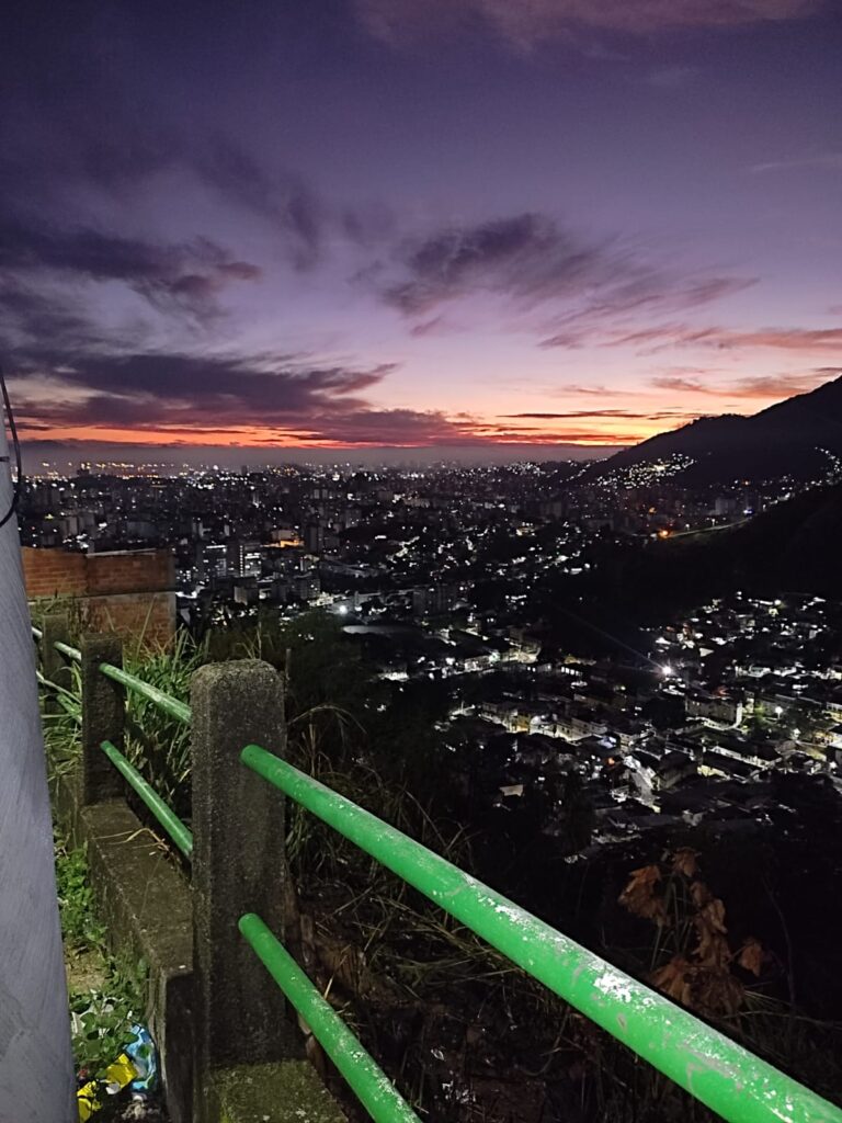 Alto da comunidade à noite